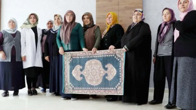 Halı dokuyan eller kalemle buluştu