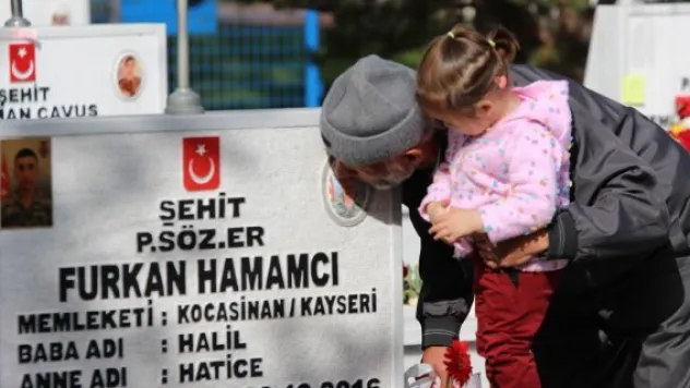 Şehit evlada 18 Mart öpücüğü