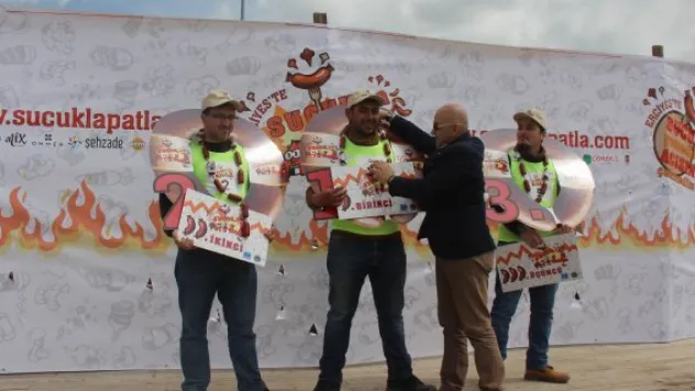 10 dakikada 8 sucuk ekmek yedi