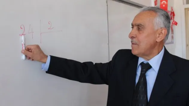 25 yıldır öğrencilerinin dokümanını tuttu