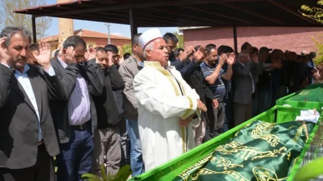 Baraj gölünde ölen baba ve çocuklar defnedildi