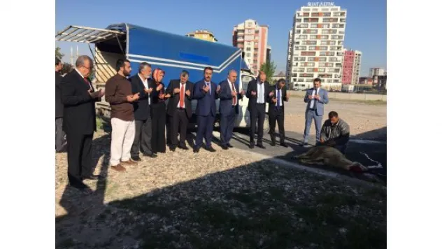 Başkan Gülsoy kurban keserek göreve başladı