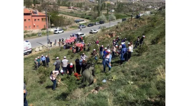 Şehitler anısına fidanlar toprak ile buluştu