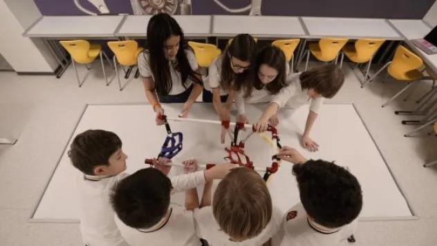 Yön Koleji öğrencilerinden 3 aylık köpeğe protez bacak