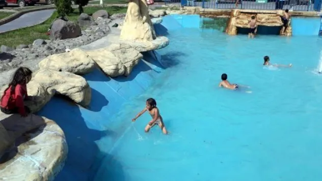 Çocuklar süs havuzu sezonunu açtı!