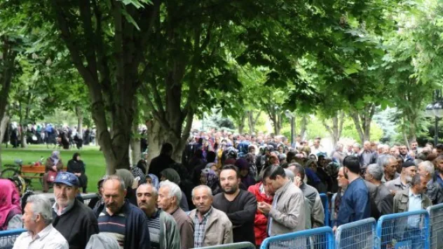 Domates fidesi için metrelerce kuyruk oluşturdular