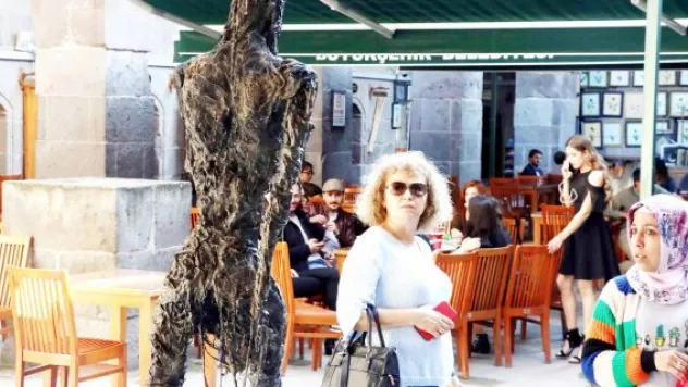 Hurda malzemeleri sanat eserine dönüştürdüler