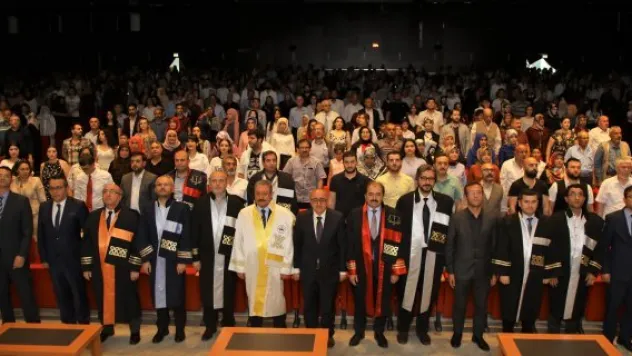 İletişim Fakültesi 2017-2018 mezunlarını Verdi