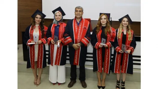 İngiliz Dili Ve Edebiyatı Bölümü'nde mezuniyet coşkusu