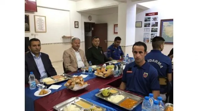 Kaymakam Duru, Mehmetçik ile iftar açtı