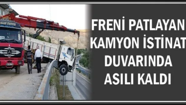 Freni patlayan kamyon istinat duvarında asılı kaldı
