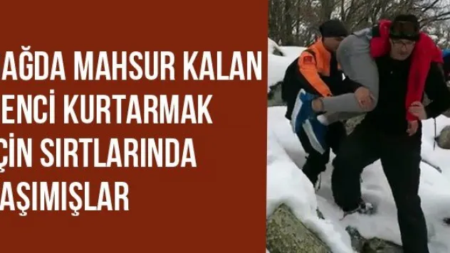 Dağda mahsur kalan genci kurtarmak için sırtlarında taşımışlar