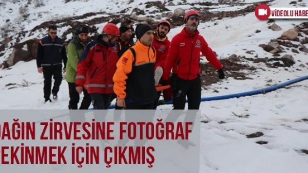 Dağın zirvesine fotoğraf çekinmek için çıkmış