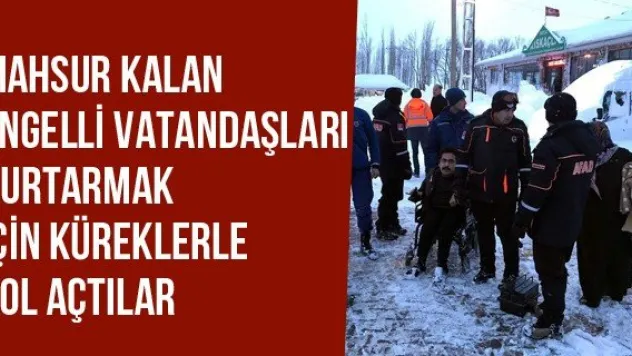 Mahsur kalan engelli vatandaşları kurtarmak için küreklerle yol açtılar