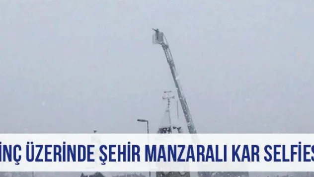 Vinç Üzerinde Şehir Manzaralı Kar Selfiesi