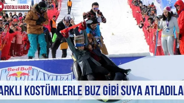 Farklı kostümlerle buz gibi suya atladılar