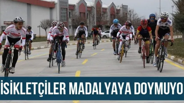Bisikletçiler Madalyaya Doymuyor