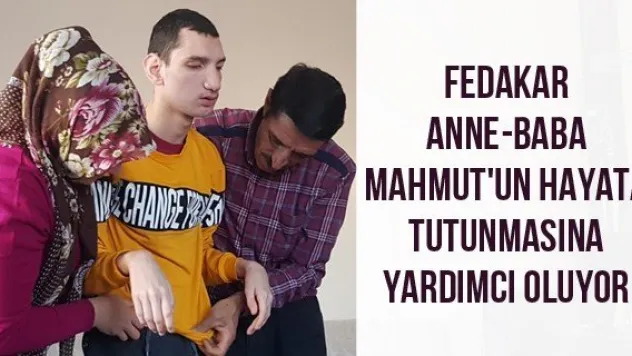 Fedakar anne-baba Mahmut'un hayata tutunmasına yardımcı oluyor