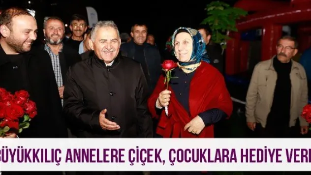Büyükkılıç annelere çiçek, çocuklara hediye verdi