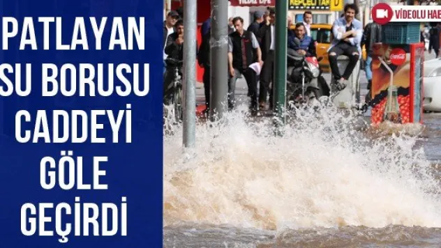 Patlayan su borusu caddeyi göle geçirdi