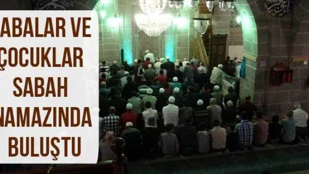 Babalar ve Çocuklar Sabah Namazında Buluştu