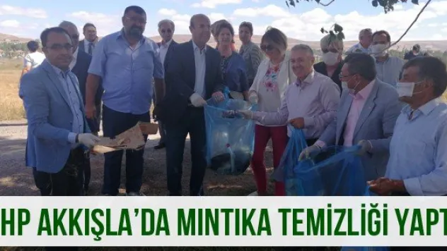 CHP Akkışla'da mıntıka temizliği yaptı