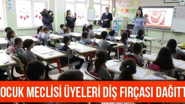 Çocuk Meclisi Üyeleri Diş Fırçası Dağıttı