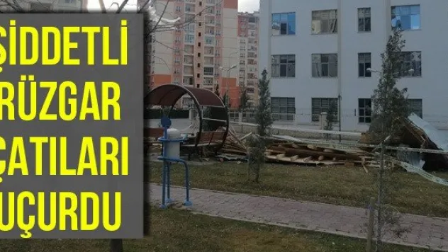 Şiddetli rüzgar çatıları uçurdu