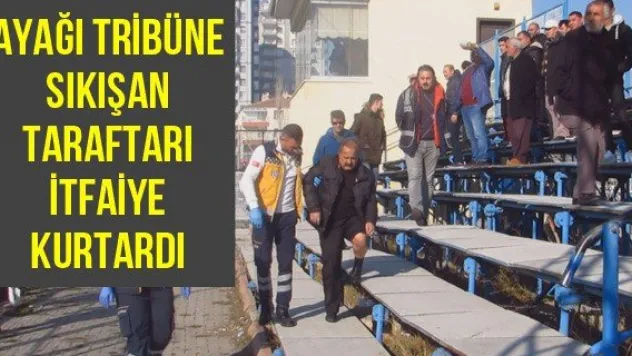 Ayağı tribüne sıkışan taraftarı itfaiye kurtardı