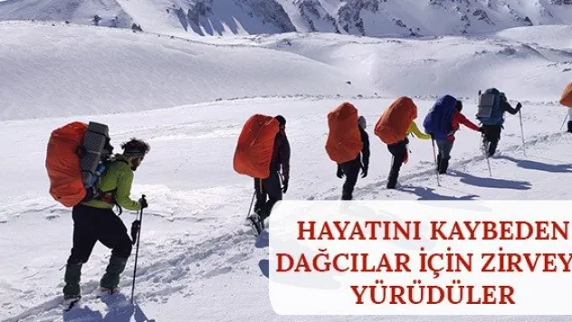 Hayatını kaybeden dağcılar için zirveye yürüdüler