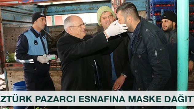 Öztürk pazarcı esnafına maske dağıttı