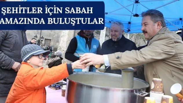 Şehitler için sabah namazında buluştular