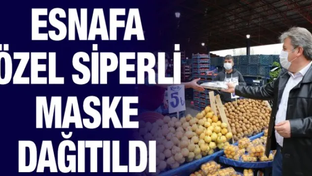 Esnafa özel siperli maske dağıtıldı