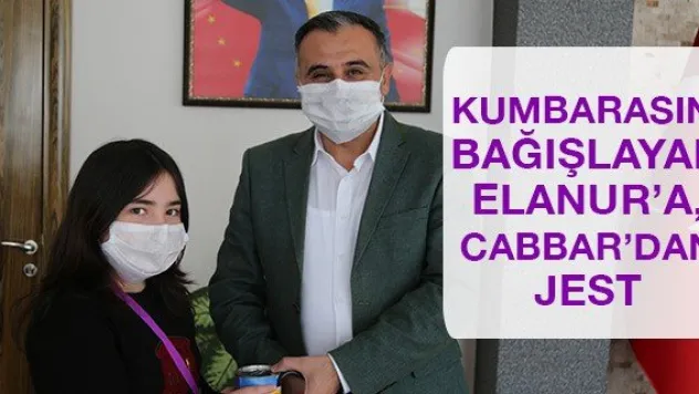 Kumbarasını bağışlayan Elanur'a, Cabbar'dan jest