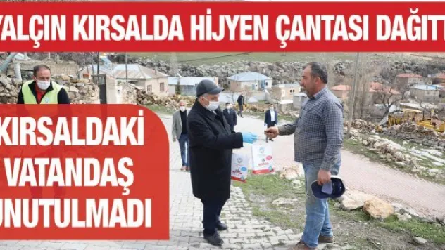 Yalçın kırsalda hijyen çantası dağıttı