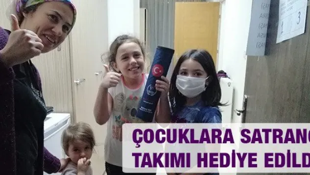 Çocuklara satranç takımı hediye edildi