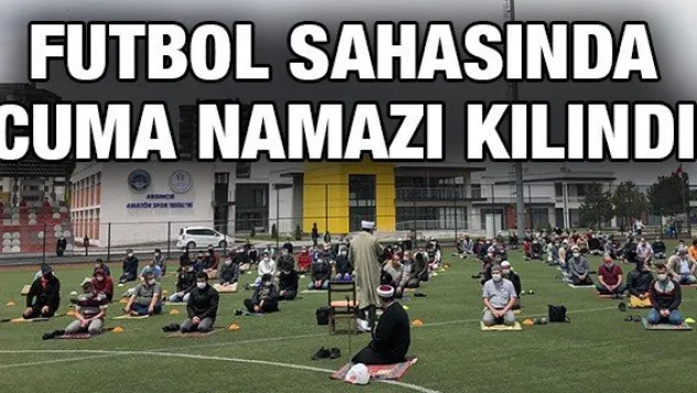 Futbol sahasında Cuma namazı kılındı