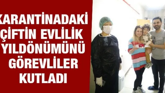 Karantinadaki çiftin evlilik yıldönümünü görevliler kutladı