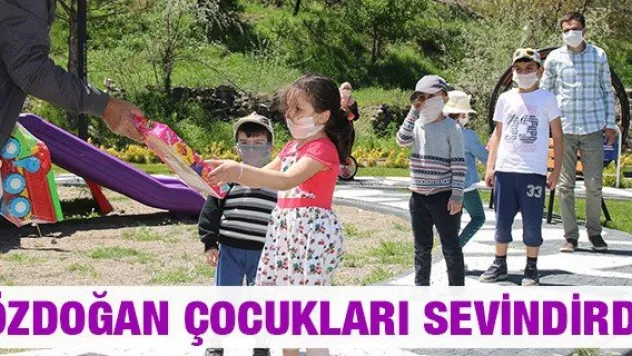 Özdoğan çocukları sevindirdi