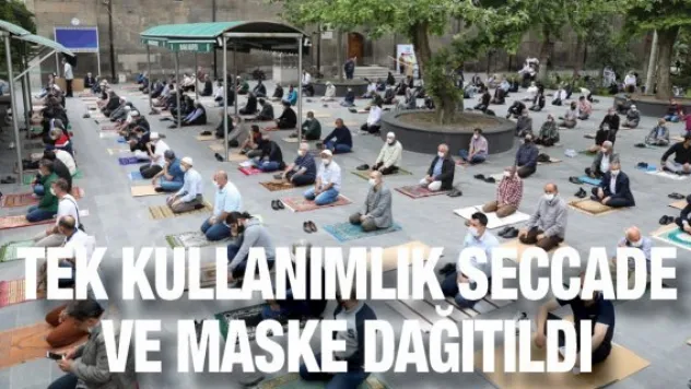 Tek kullanımlık seccade ve maske dağıtıldı