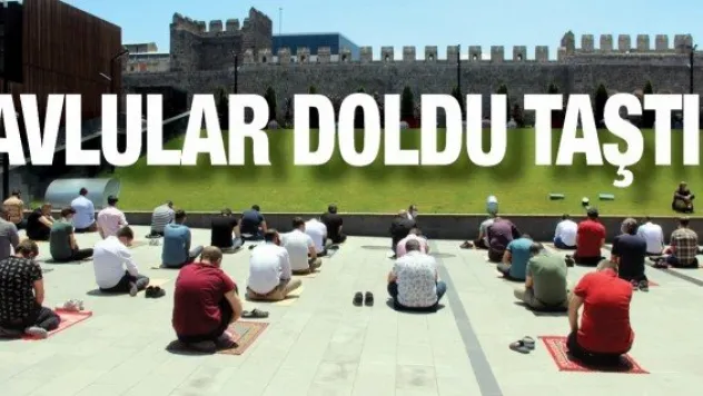 Kayseri ve Niğde'de cuma namazında avlular doldu taştı