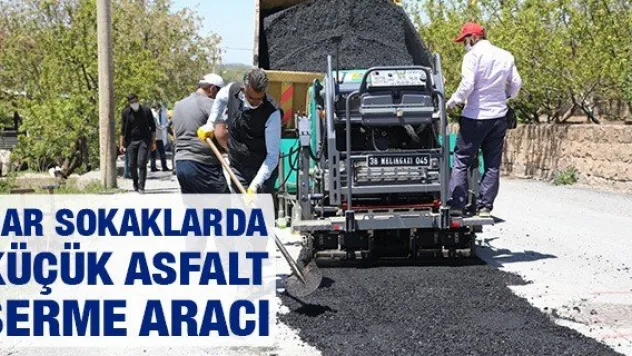 Dar sokaklarda küçük asfalt serme aracı
