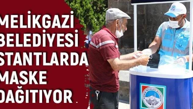 Melikgazi Belediyesi stantlarda maske dağıtıyor