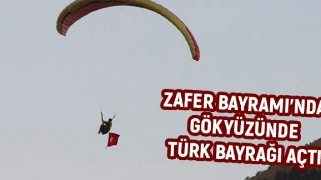 Türkiye'nin en genç yamaç paraşüt pilotu Zafer Bayramı'nda gökyüzünde Türk bayrağı açtı