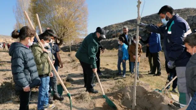 BAŞKAN YALÇIN ÇOCUKLARLA AĞAÇ DİKTİ