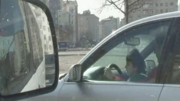 2 Yaşındaki Çocuğu Kucağına Alarak Trafiğe Çıkan Sürücü Şaşırttı