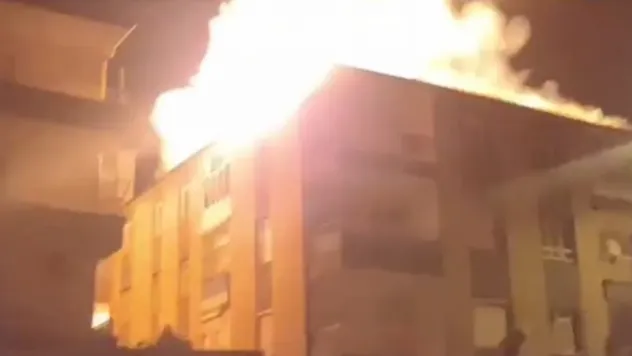 3 katlı binanın çatısı küle döndü