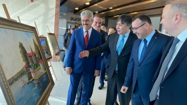 30 yılda çizdiği resimleri çalıştığı adliyede sergiledi