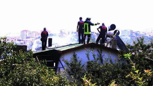 3 katlı evin çatı katında çıkan yangın korkuttu