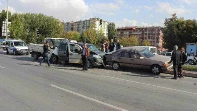 3 Otomobil Birbirine Girdi: 3 Yaralı 